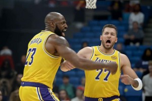 抽象球迷晒搞笑AI片段：詹姆斯生气拳击不给球的东契奇~ - jrs低调看视频